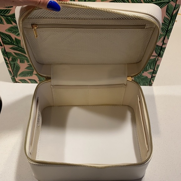 Samara x Jillian makeup case from Jilly Box Summer 2021! Never used. Sold out. - Picture 2 of 2